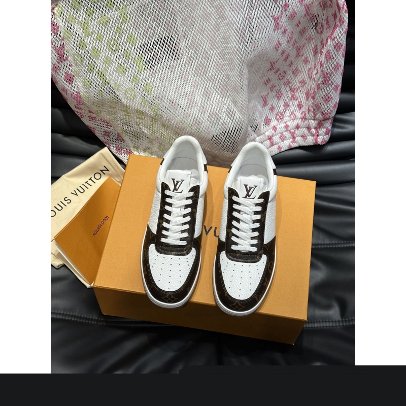 l**is V*t*n sneakers